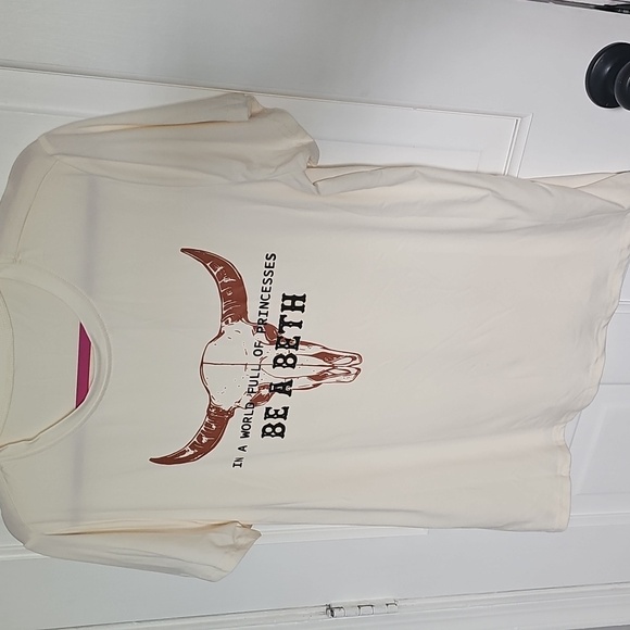 NWOT Western Style "Be a Beth" Graphic Tee - Picture 3 of 5